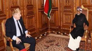 سلطان عمان يبحث مع وزير خارجية بريطانيا حل الأزمة اليمنية