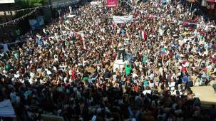 حشود كبيرة في شوارع تعز تطالب برحيل التحالف وتندد بصمت الحكومة