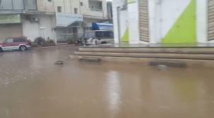 أمطار غزيرة في عدن تسبب في أضرار ببعض المنازل