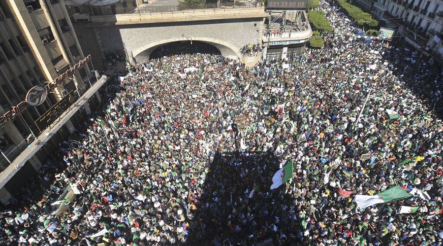 الجزائر تغص بالمتظاهرين مجددا للمطالبة برحيل بوتفليقة ورموز نظامه