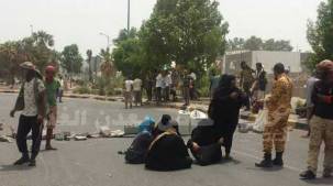 احتجاجات في العاصمة المؤقتة عدن للمطالبة بصرف المرتبات