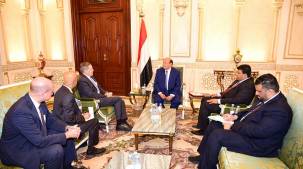 الرئيس هادي خلال لقائه مع السفير الأمريكي لدى اليمن