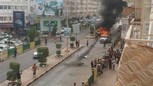 إصابة قيادي إصلاحي ونجله في انفجار عبوة ناسفة بسيارتهما في عدن