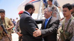 رئيس الحكومة يصل إلى مدينة الغيظة عاصمة محافظة المهرة