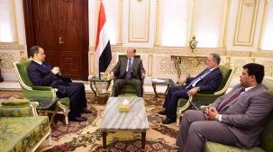 الرئيس هادي خلال لقائه مع المبعوث الأممي اسماعيل ولد الشيخ أحمد في الرياض