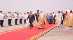 بن دغر يصل البحرين في زيارة رسمية لبحث العلاقات بين البلدين