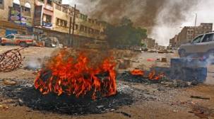 احراق الإطارات وقطع شوارع عدن 