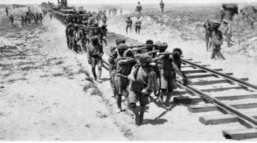 عمال اثناء انجاز الخطوات الاولى فى السكة الحديدة بين تعز والحديدة عام 1915