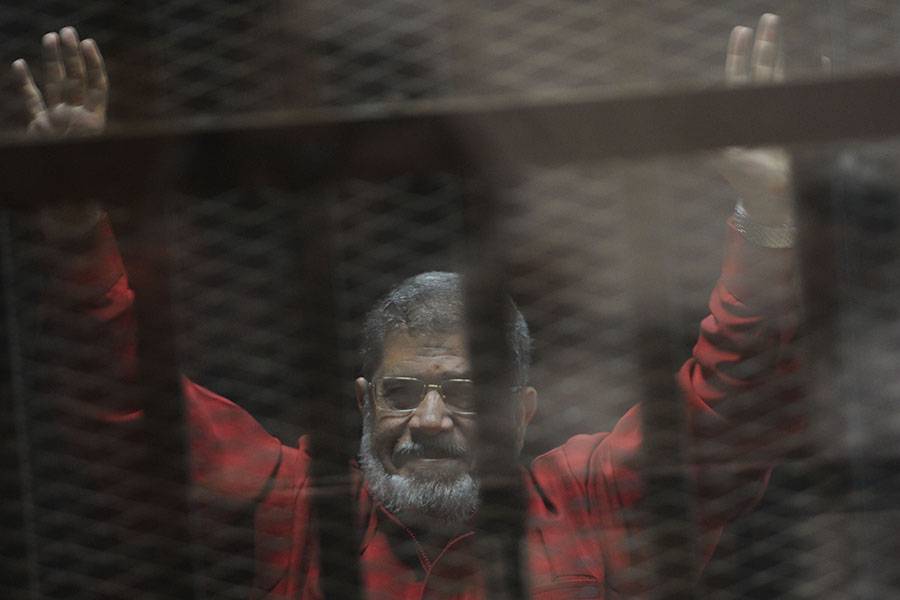 الرئيس المعزول محمد مرسي خلف القضبان