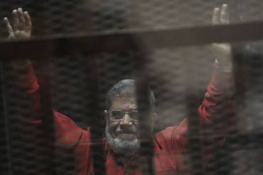 الرئيس المعزول محمد مرسي خلف القضبان