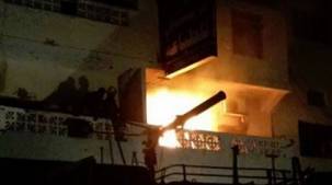 احراق مقر حزب الإصلاح في حي كريتر بمدينة عدن بعد اقتحامه من قبل مسلحين 
