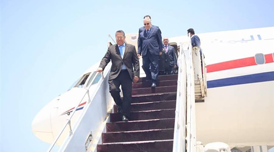 رئيس الحكومة وعدد من أعضاء الوزراء يصلون إلى عدن