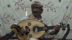 أبو عسكر .. فنان الصحراء اليمنية  يغني للحياة في ذروة الحرب ويرفض زوامل الموت