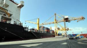 ميناء الحديدة يستقبل سفينة تحمل أكبر شحنة غذاء منذ بدء الحرب في اليمن