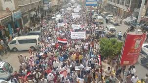مئات المتظاهرين في تعز يطالبون بسرعة استكمال تحرير المحافظة