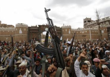 انصار مليشيا الحوثي يتظاهرون امام صنعاء القديمة 