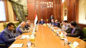 الرئيس هادي يعقد اجتماعا مع مستشاريه ويناقش التطورات العسكرية