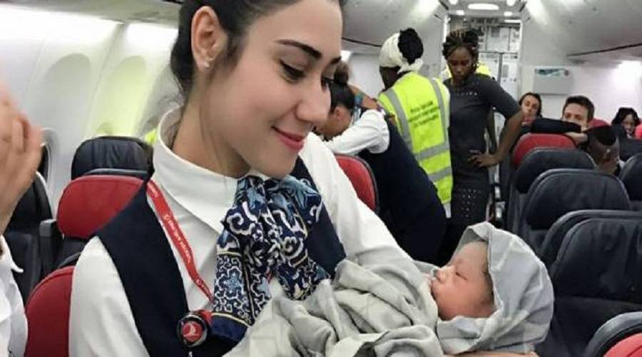 طفلة ولدت على متن طائرة تركية 