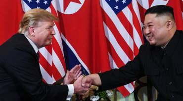 ترامب يدخل 20 خطوة إلى كوريا الشمالية ويصافح كيم جونغ أون