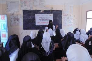 احدى الدورات الصحية لتوعية المرأة اليمنية باهمية الصحة الانجابية 