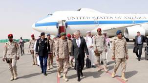 وزير الدفاع الأميركي جيم ماتيس يصل الرياض في أول زيارة للسعودية منذ توليه مهامه