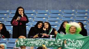 لأول مرة في تاريخ السعودية..النساء يحضرن مباراة كرة قدم
