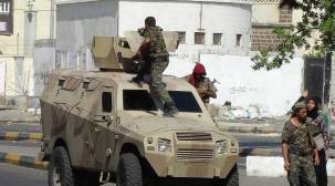 جندي في عدن يسطو على 100 مليون ريال يمني