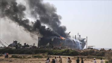 حريق ناقلة النفط في ميناء الحمرية بالشارقة 