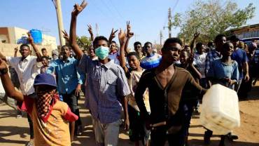 مسيرات غضب جديدة في السودان والتحقيق بوفاة معلم