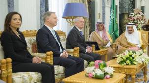 وزير الدفاع الأمريكي يلتقي العاهل السعودي