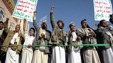 مرددين شعارات الجماعة الحوثية التى تسمع كثيرا في شوارع صنعاء 