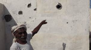 شاهد: الحوثيون يستهدفون منازل المدنيين بالحديدة