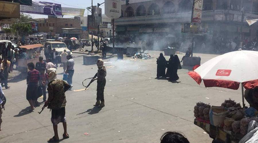 جنود يقطعون شارع جمال بتعز بسبب سقوط اسمائهم من كشوفات الرواتب