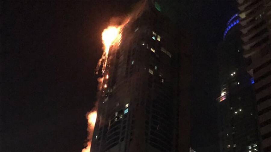 إطفاء دبي يخمد حريقا شب في أحد أبراج منطقة مارينا