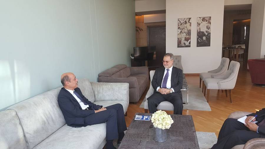 وزير الخارجية مع نائب المبعوث الأممي لليمن اسماعيل ولد الشيخ أحمد