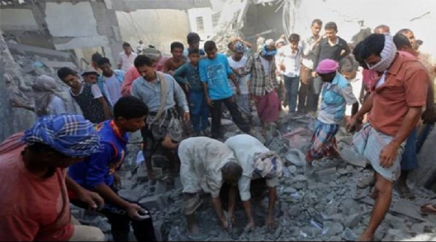 الحوثيون يستهدفون المدنيين بالتحيتا .. إنقاذ مسن من تحت الركام