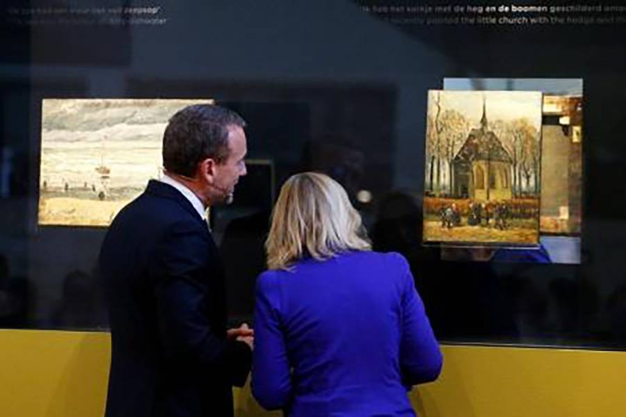 إزاحة الستار عن لوحتي فان جوخ في متحفه بأمستردام بهولندا 