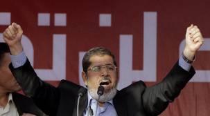 السلطات سمحت لأسرته فقط.. مرسي يوارى الثرى فجر اليوم بالقاهرة
