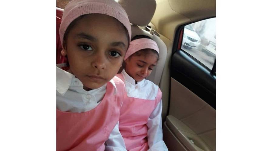 دموع طفلة يمنية تشغل غضب اليمنيين .. بعد أن منعت السعودية التحاقها بالمدرسة
