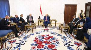 الرئيس هادي خلال استباله منسقة الشؤون  الانسانية في اليمن ليزا جراندي والوفد المرافق لها