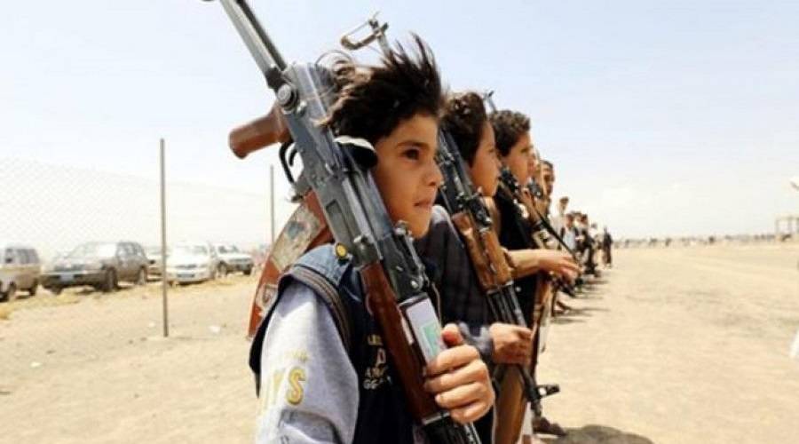 عدد من اطفال اليمن يحملون السلاح 