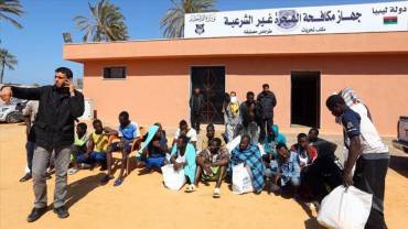البحرية الليبية تنقذ 80 مهاجرا غير شرعي غربي البلاد