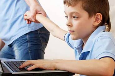 كيف تحمون أبناءكم من مخاطر الإنترنت؟